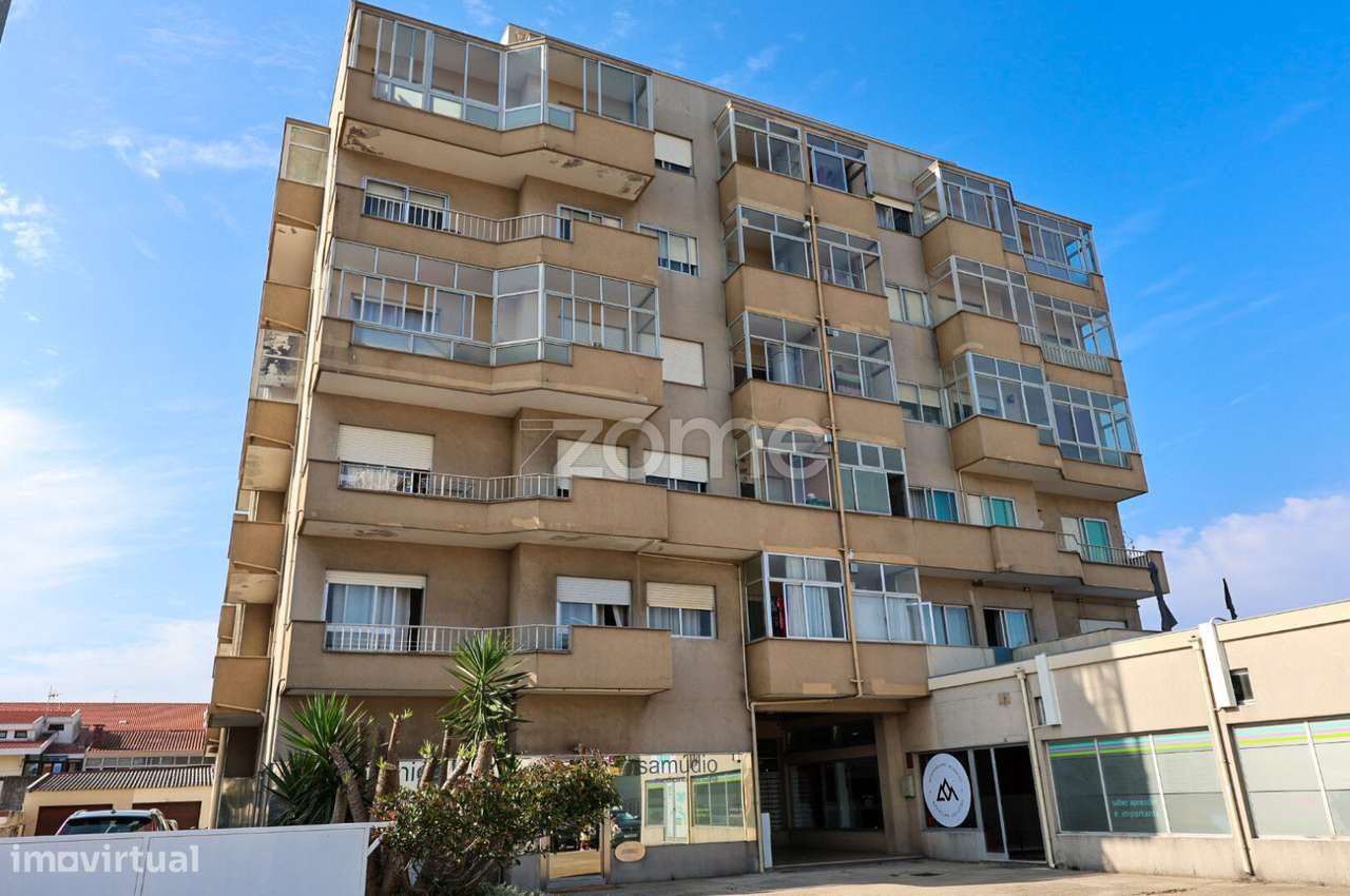 Apartamento T2 renovado localizado no centro da Póvoa de Varzim-23