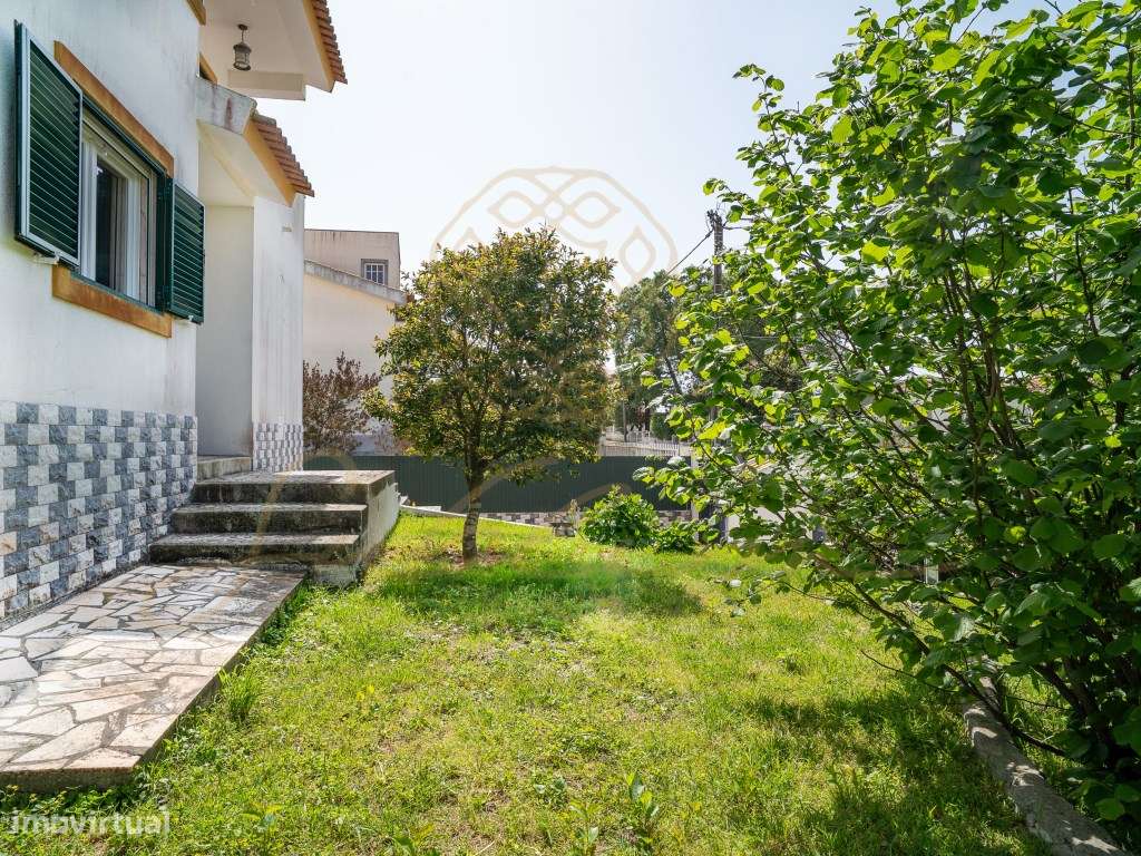 Moradia Isolada com 6 Assoalhadas , Piscina , Garagem Perto das Praias-3
