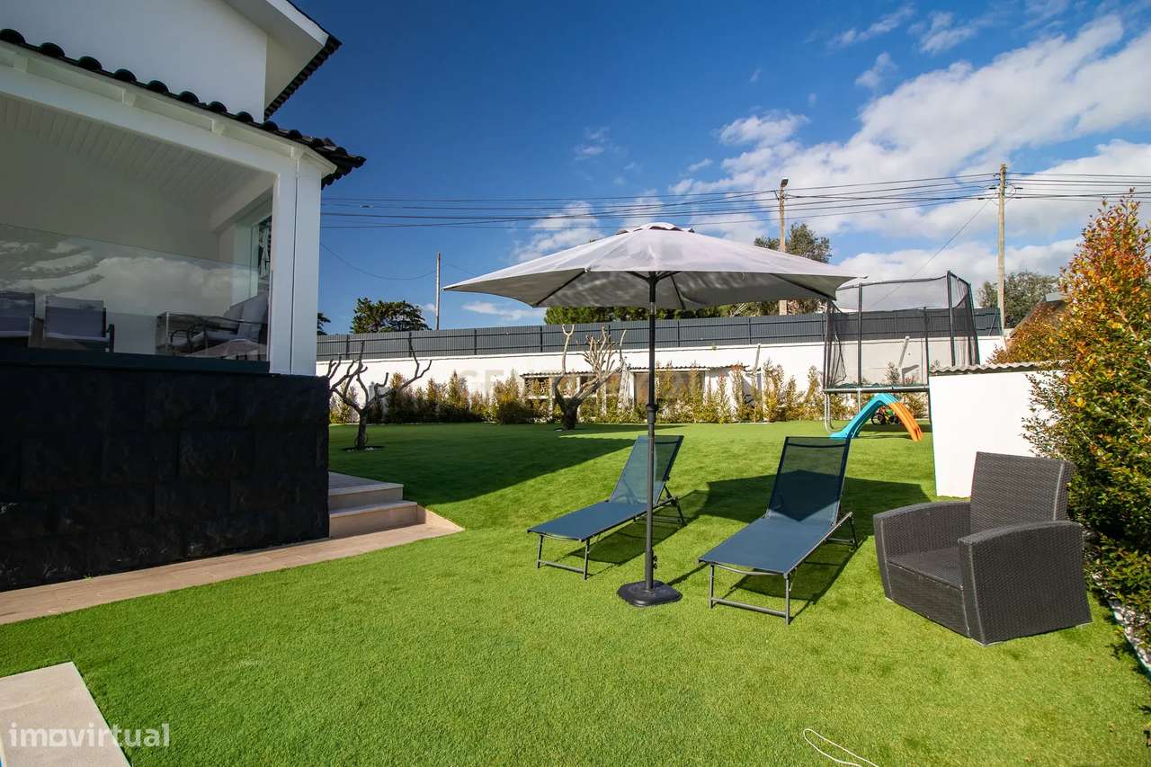 Vivendo o Sonho: Luxuosa Moradia T5 em Albarraque com Espaço de Lazer-9