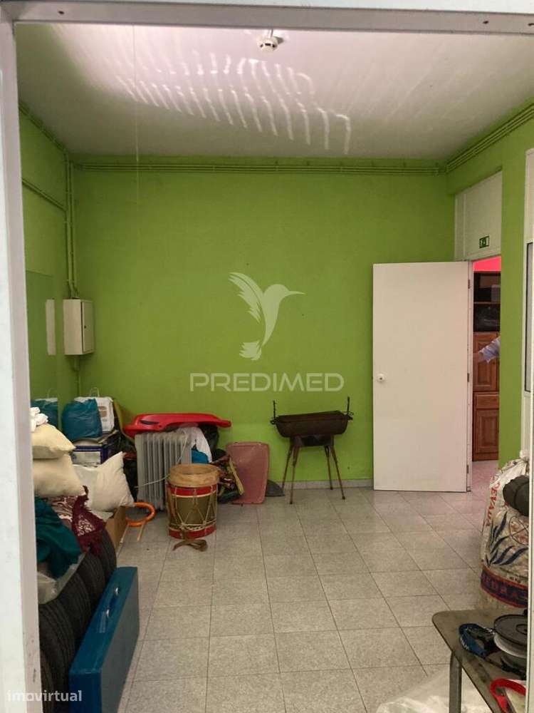 Loja no R/C de uma habitação para arrendamento - Espaço amplo e ver... - Grande imagem: 4/4