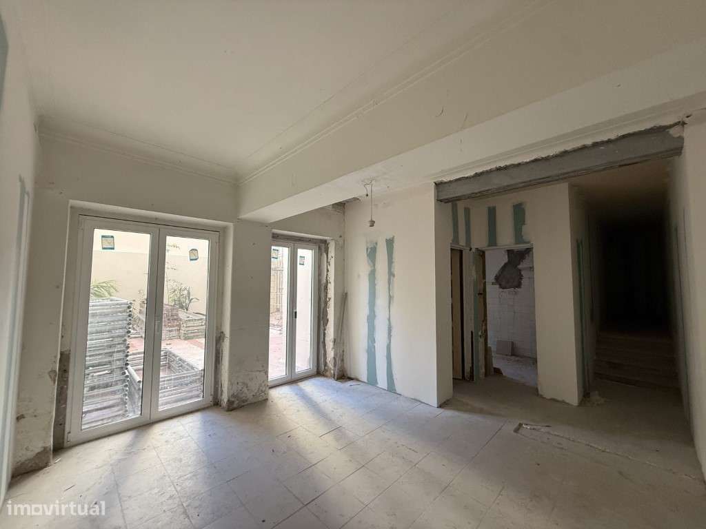 Apartamento para recuperar junto ás Amoreiras-3