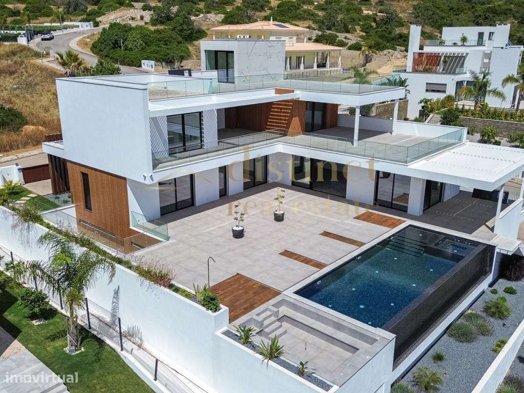 Moradia de Luxo com Piscina Infinita e Garagem - Grande imagem: 3/45