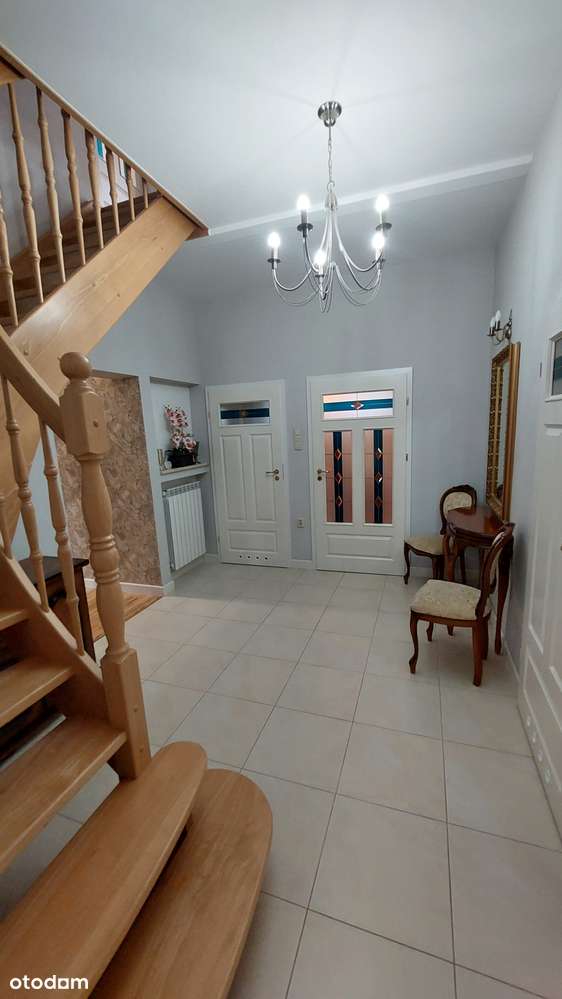 Dom wolnostojący w klasycznej, funkcjonalnej formie-13