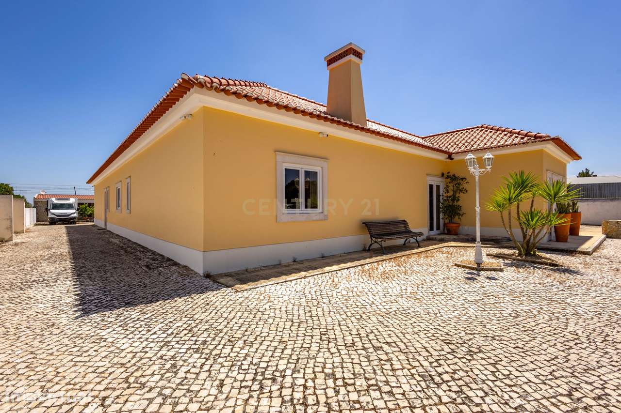 Moradia T5 Térrea com Piscina, Garagem e Lote de 2000 m² – Venda do Al-37