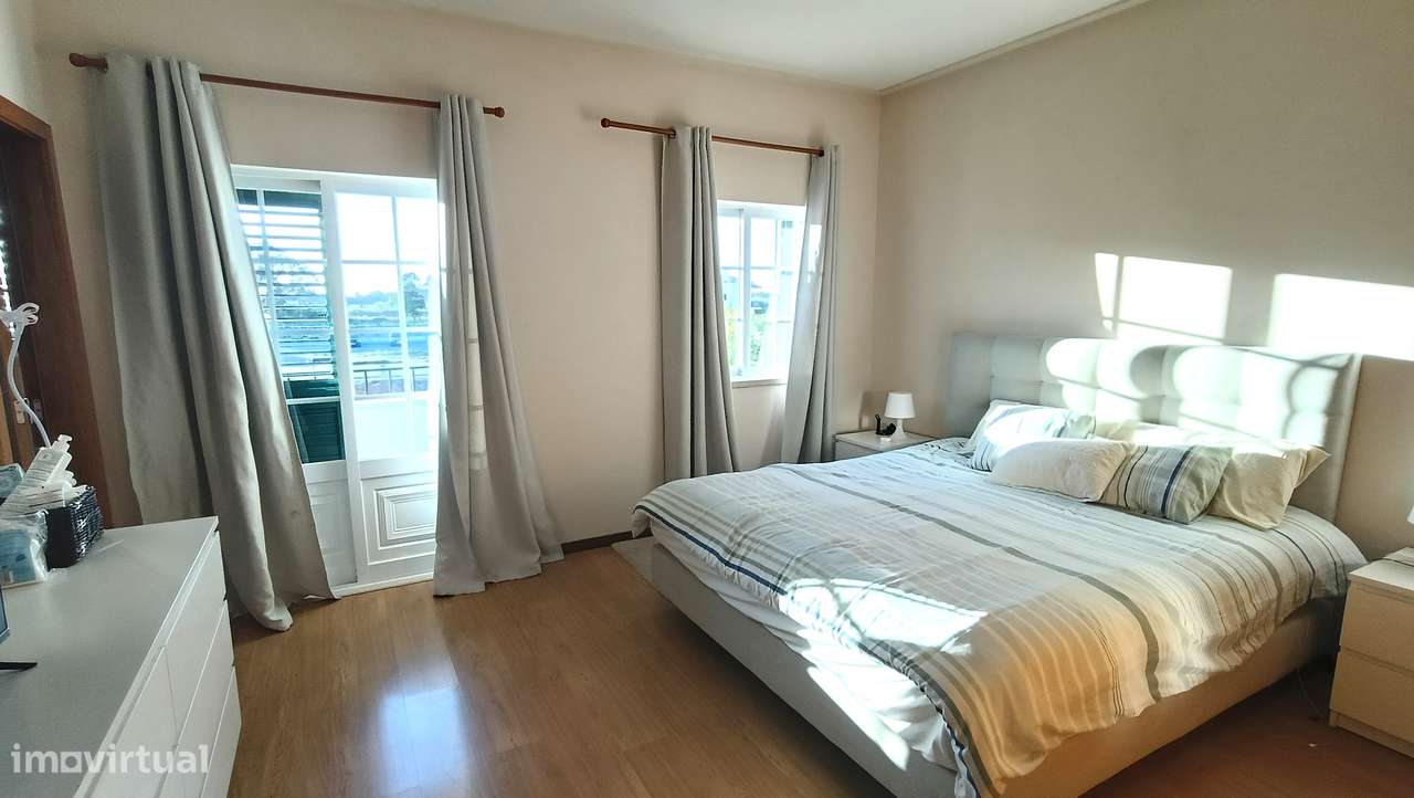 Moradia T3 em banda | 2 pisos e quintal, estimada | área  de 214m2-29