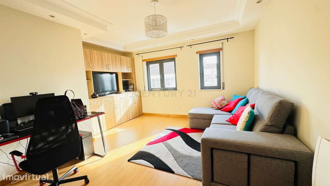 Apartamento T2 com elevador e parqueamento, em Famões - Grande imagem: 3/20