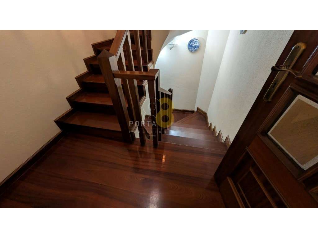 Moradia de 4 Frentes | 320 m² de Construção | Terreno com 496 m² | ...-7
