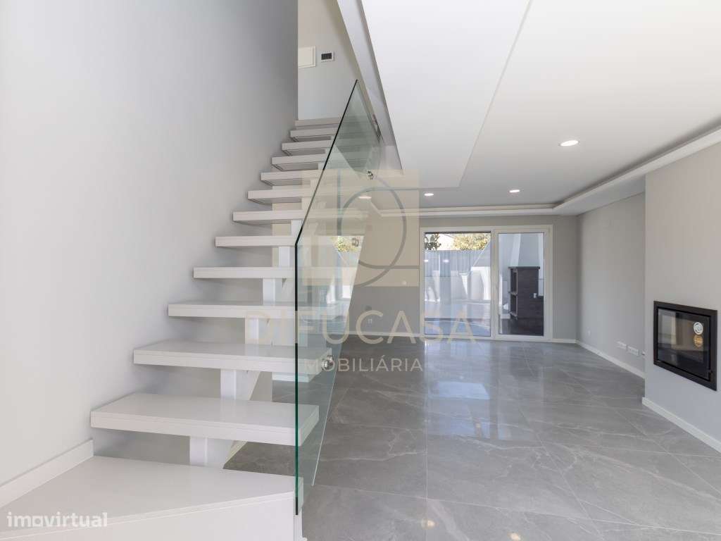 R300 Moradia T3+ 1 (sala de 40m2 localizada centro Fernão Ferro)-6