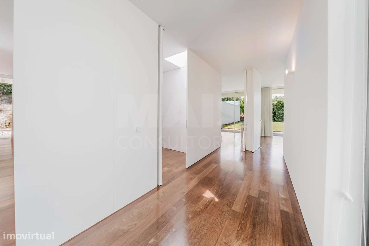 Moradia T4 com piscina inserida num lote com 1191m2 - Grande imagem: 5/38