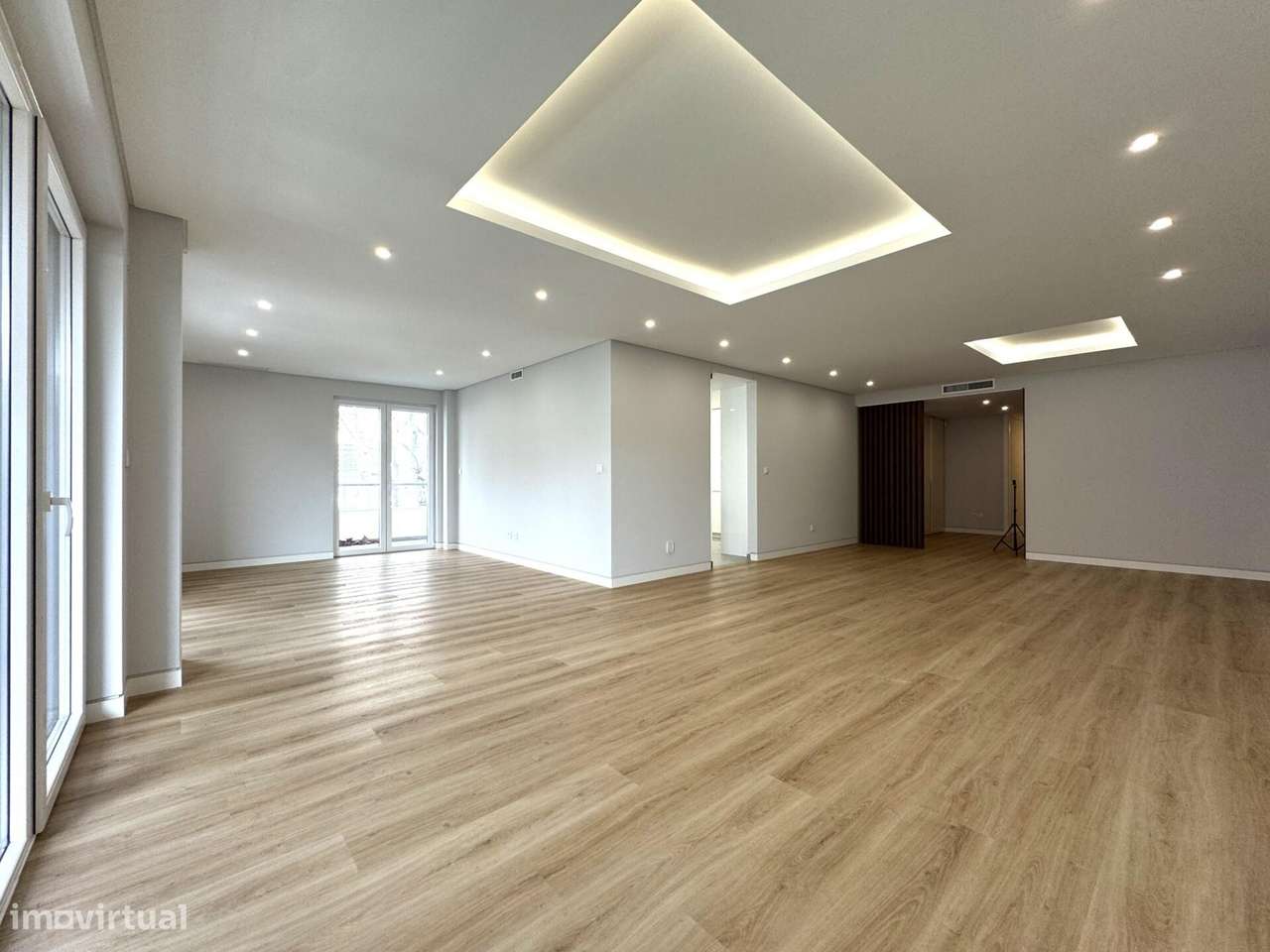 Apartamento T3 novo com estacionamento no centro de Carcavelos-6