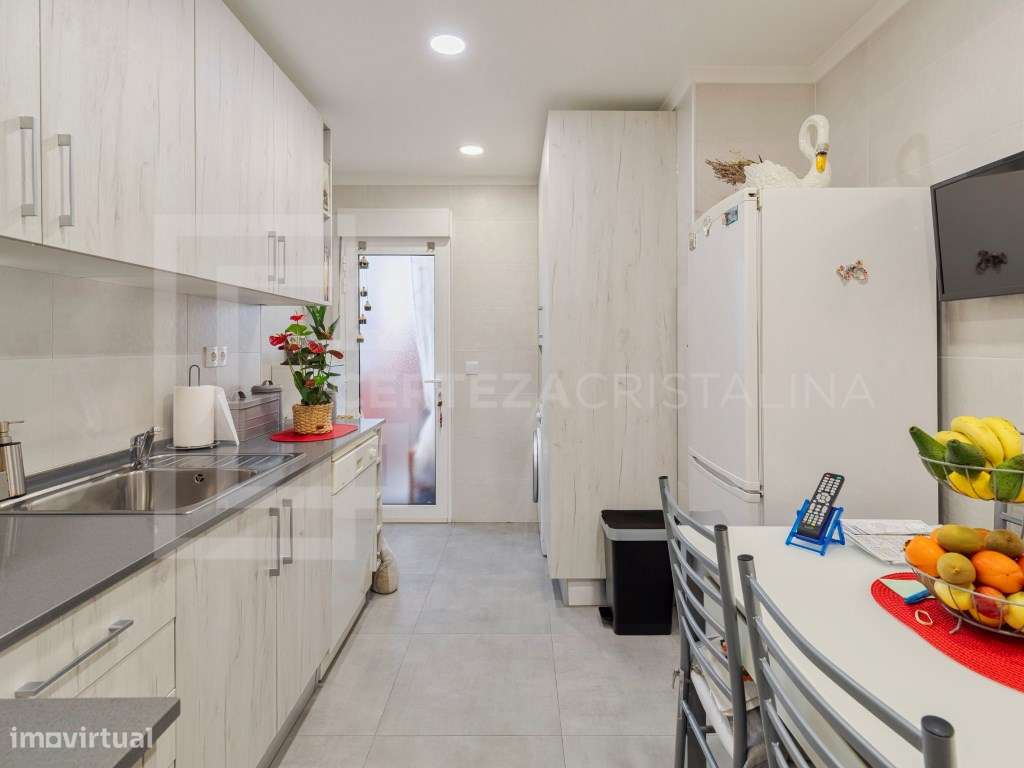 Apartamento T3 com varanda em gaveto no Barreiro-9