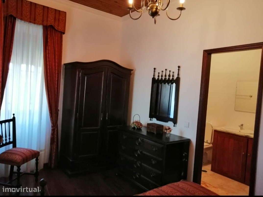 Moradia de Grande Dimensão com Potencial Habitacional, Turístico e de-39
