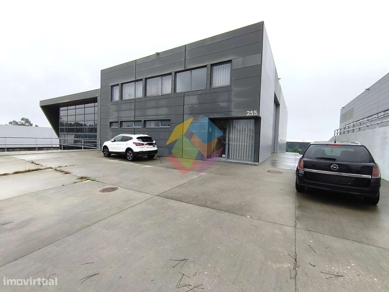 Pavilhão Empresarial Pronto a Utilizar – Fiães!-0