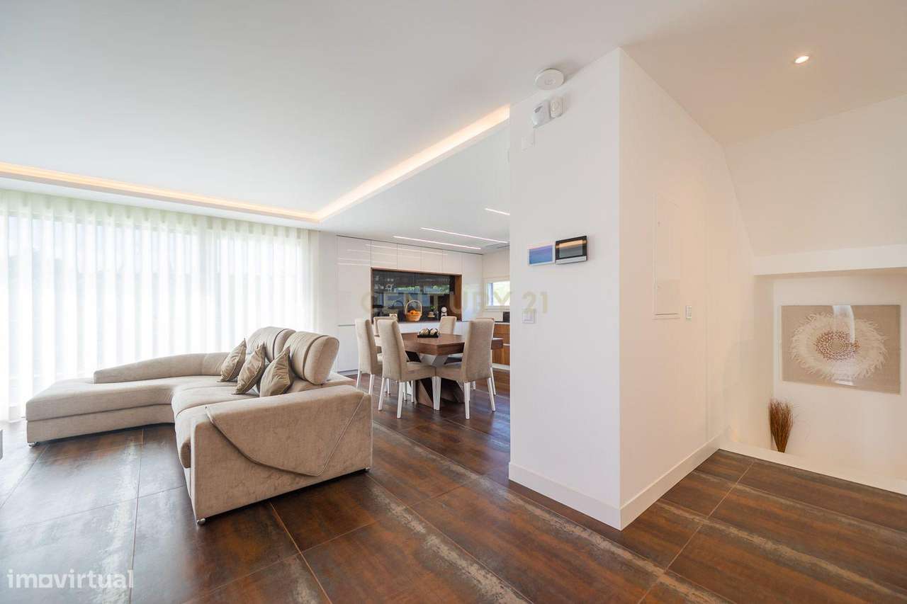 Excelente moradia geminada V4 em Urbanização nova na zona de Albarraqu-10