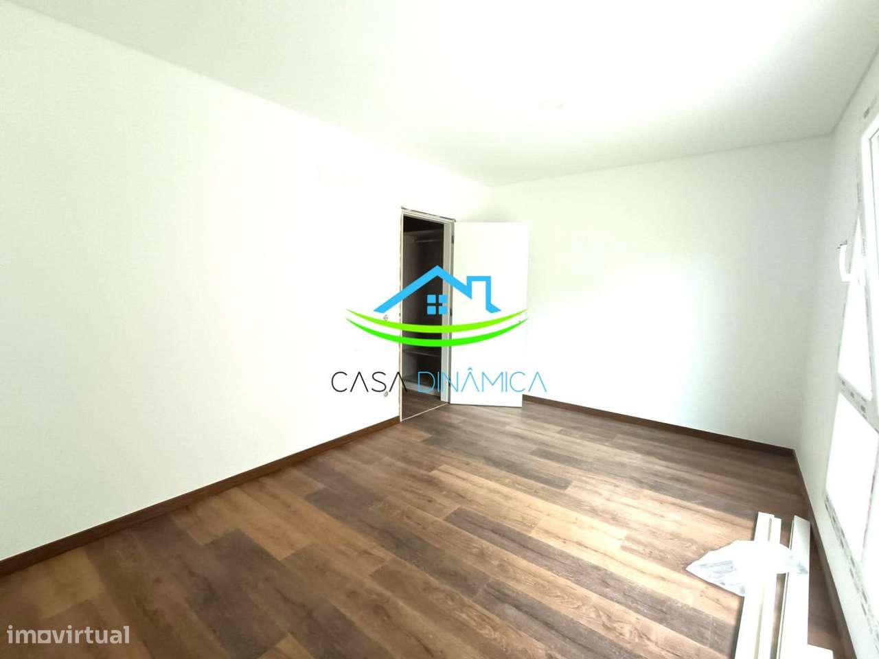 Vende se apartamento T2 novo com terraço e garagem - Grande imagem: 5/28