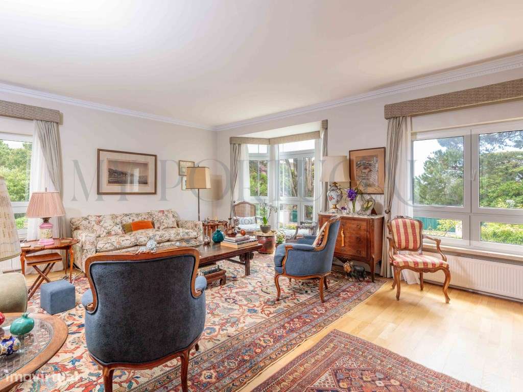 Elegância e História no Estoril: T2 com Vista Piscina no Condomínio...-16