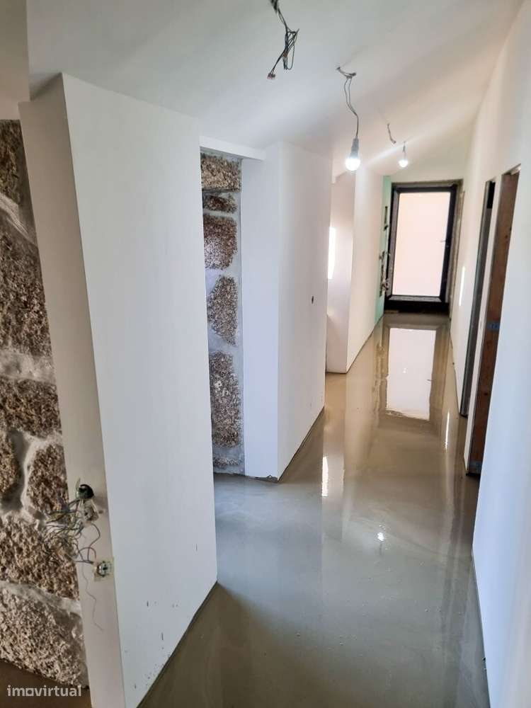 Moradia Ind. V4 p/ concluir c/ piscina - Pinheiro-12