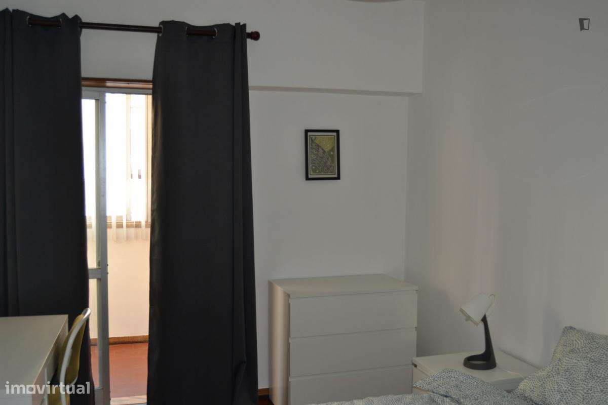 Quarto - localizado em Benfica Lisbon - Grande imagem: 4/35