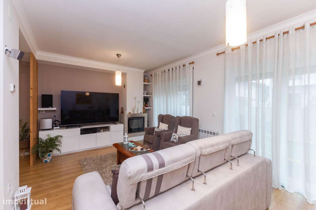 Moradia T4 na Maia – Renovada, 3 Frentes, Terraço e Garagem a...-7