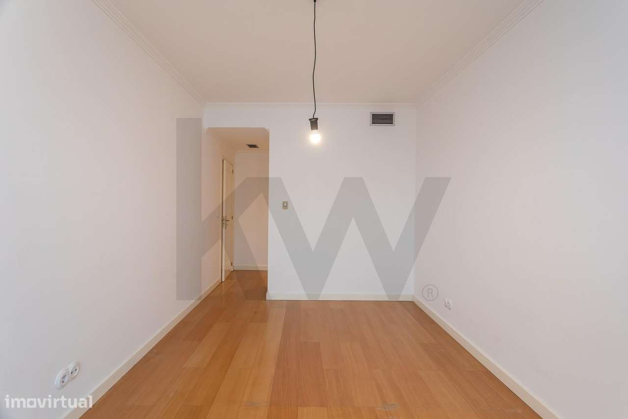 Praça de Espanha | T1 c/ estacionamento e varanda em Edf. de prestígio-12