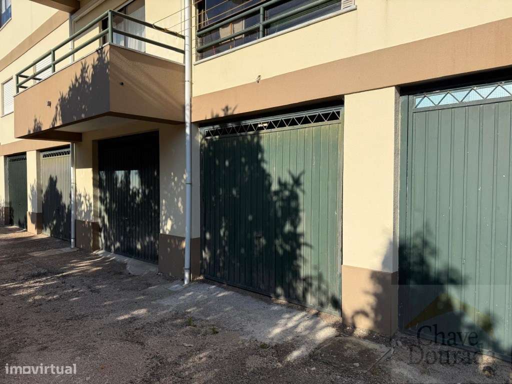 Apartamento T3+3 com garagem e sótão - São Martinho do Bispo-31