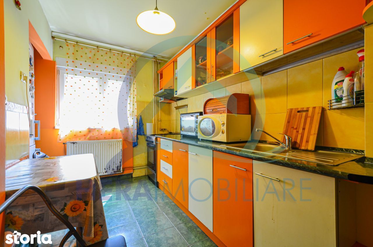 Apartament 3 camere decomandat cu centrala zona Vlaicu