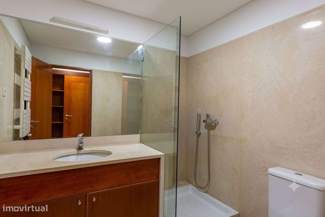 Apartamento T5 com 4 casas de banho e garagem-44