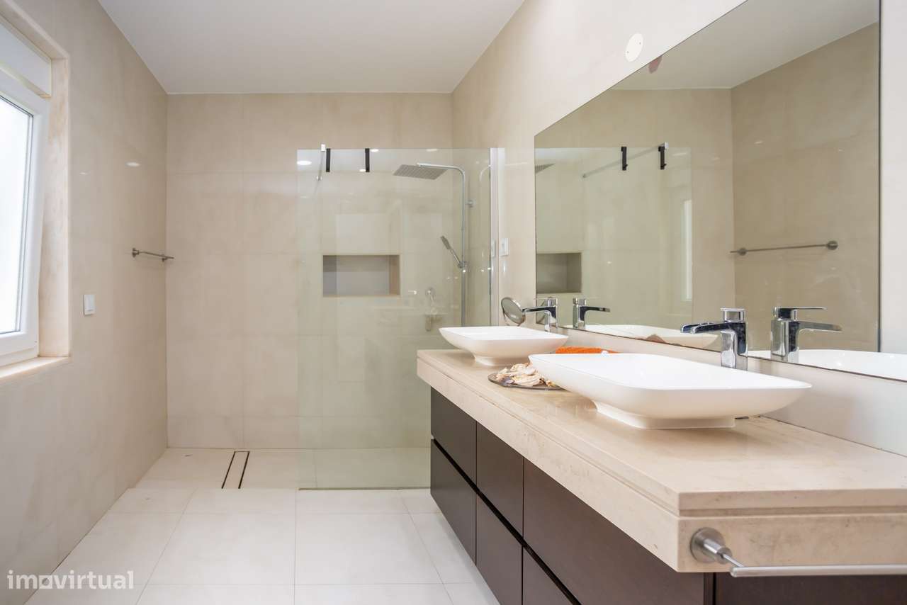 Moradia T5 com 223 m², Box e Sótão na Quinta da Peça, em Loures-11