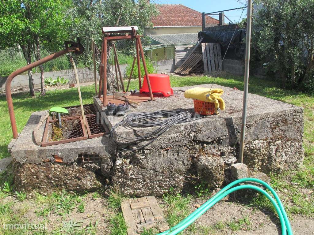 Moradia T2 com terreno, terraço e um anexo.-7