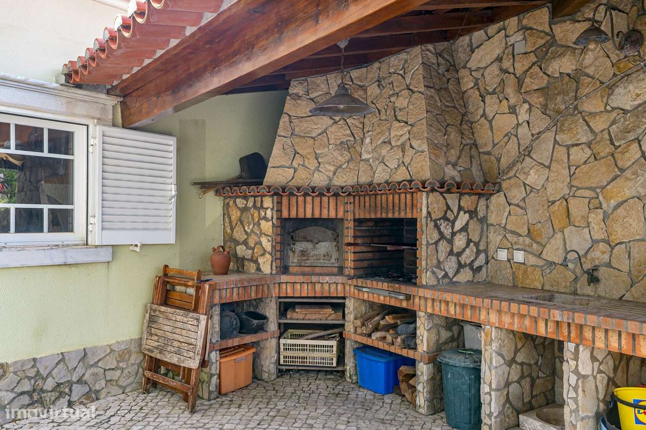 Moradia T4 Independente com Jardim – A 12 min a pé da Praia e 35 min d-11
