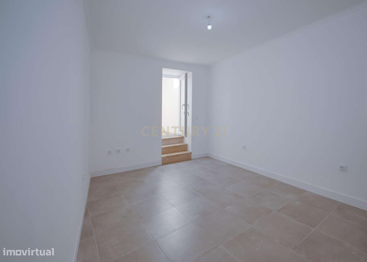 Prédio c/ 2 apartamentos (T1 e T2) com Pátio e Terraço - Centro Histór-18