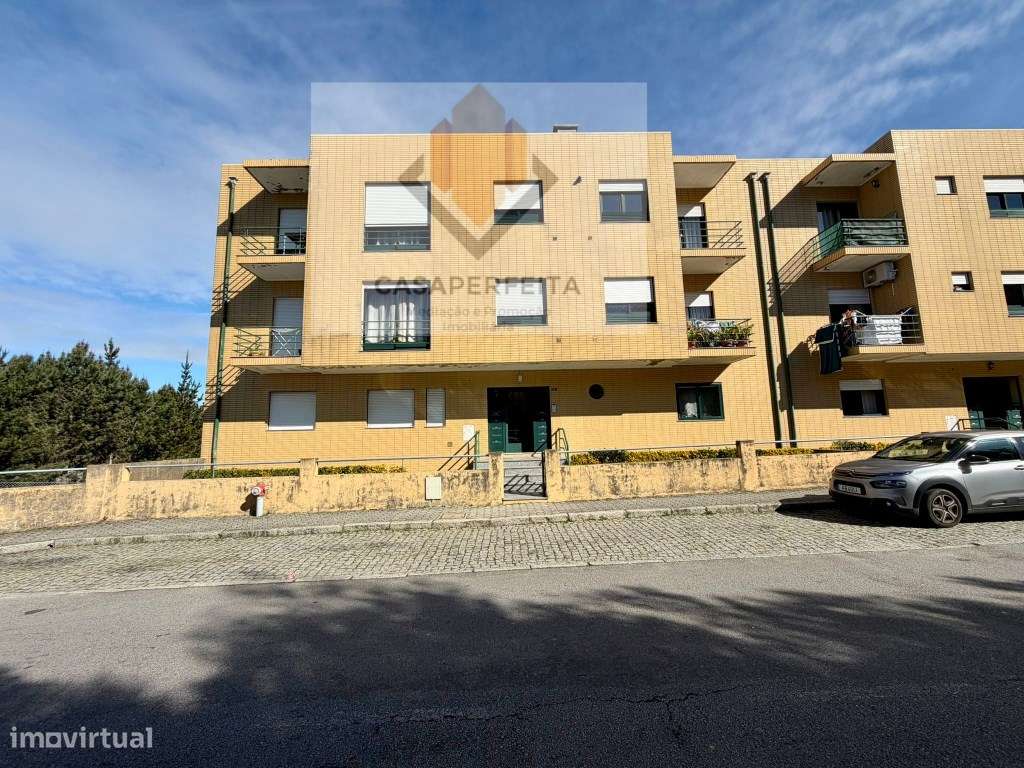 Fabuloso Apartamento T2 com Varanda e Box - Olival-18