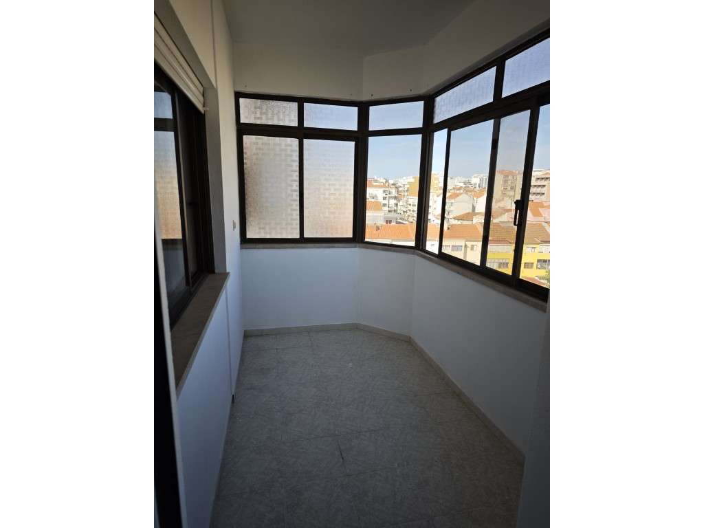 Apartamento no centro da Cova da piedade em predio de prestígio-14