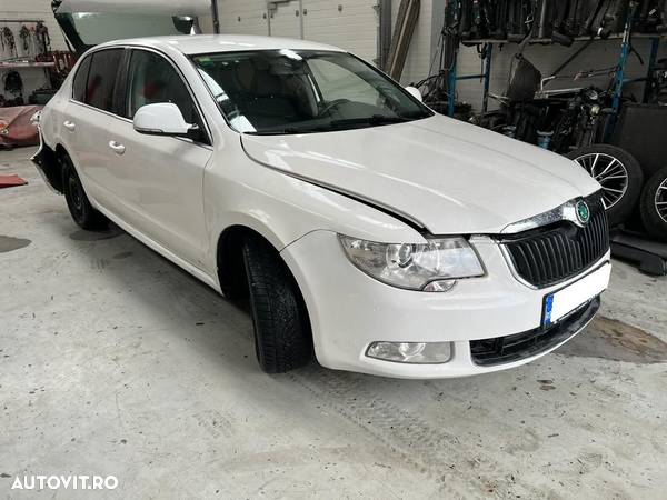 Broasca Usa Fata Spate Stanga Dreapta Skoda Superb 2012 Berlina Alb - 2