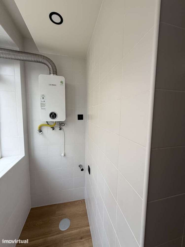 Apartamento T 3  com boas áreas remodelado junto à praia-2