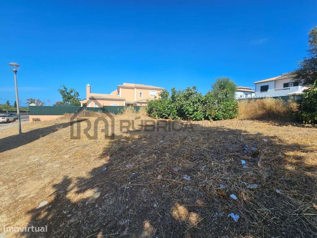 Lote para moradia no centro de Almancil-1