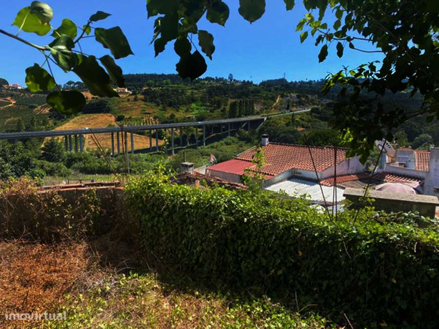 Grande moradia para recuperar, vista desafogada, São Gregório-3
