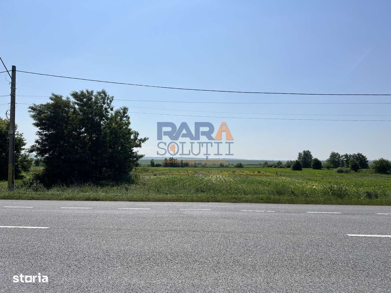 Teren 9969 mp, situat la E85, între două intrări pe autostrada A7-1