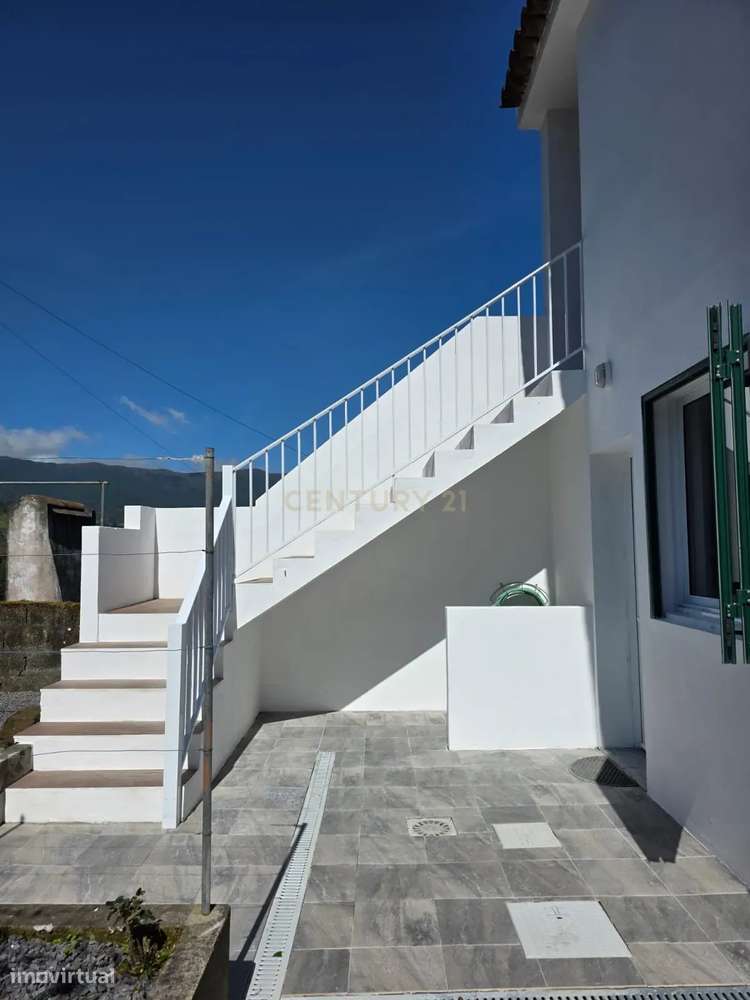 Moradia T5 Totalmente Equipada e Renovada com Vista Deslumbrante – Lom-24