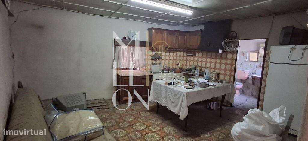 Moradia T2 bifamiliar com grande potêncial e excelente localização:-33
