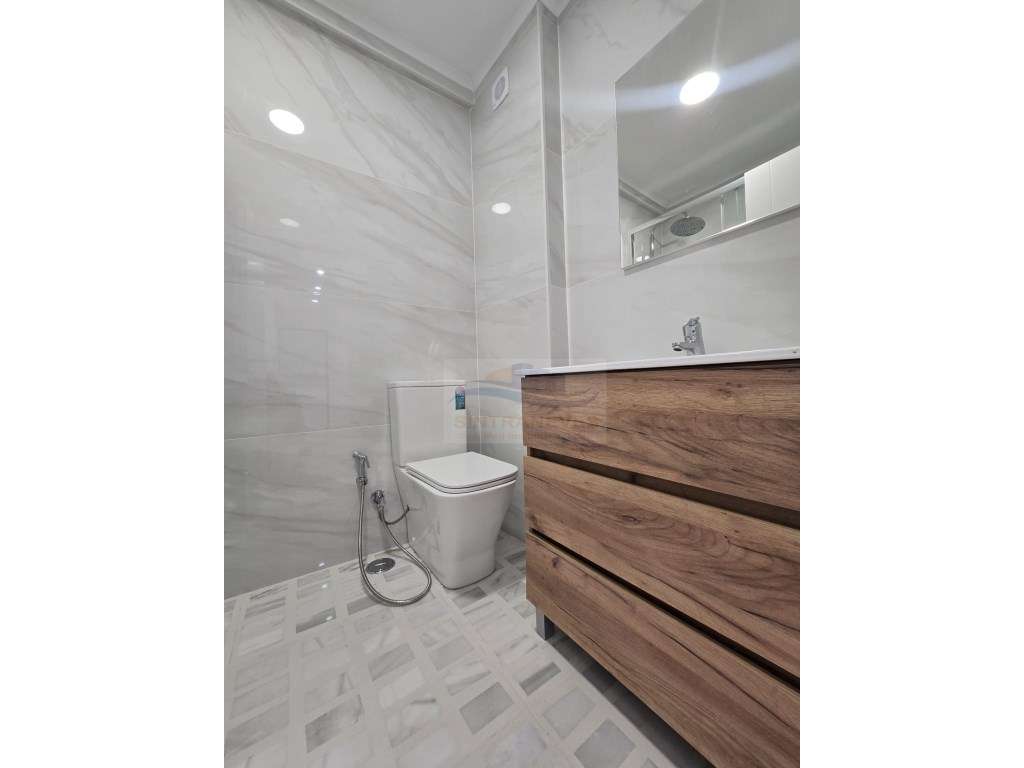 Apartamento T2+1 totalmente remodelado na Praça da Igreja-3