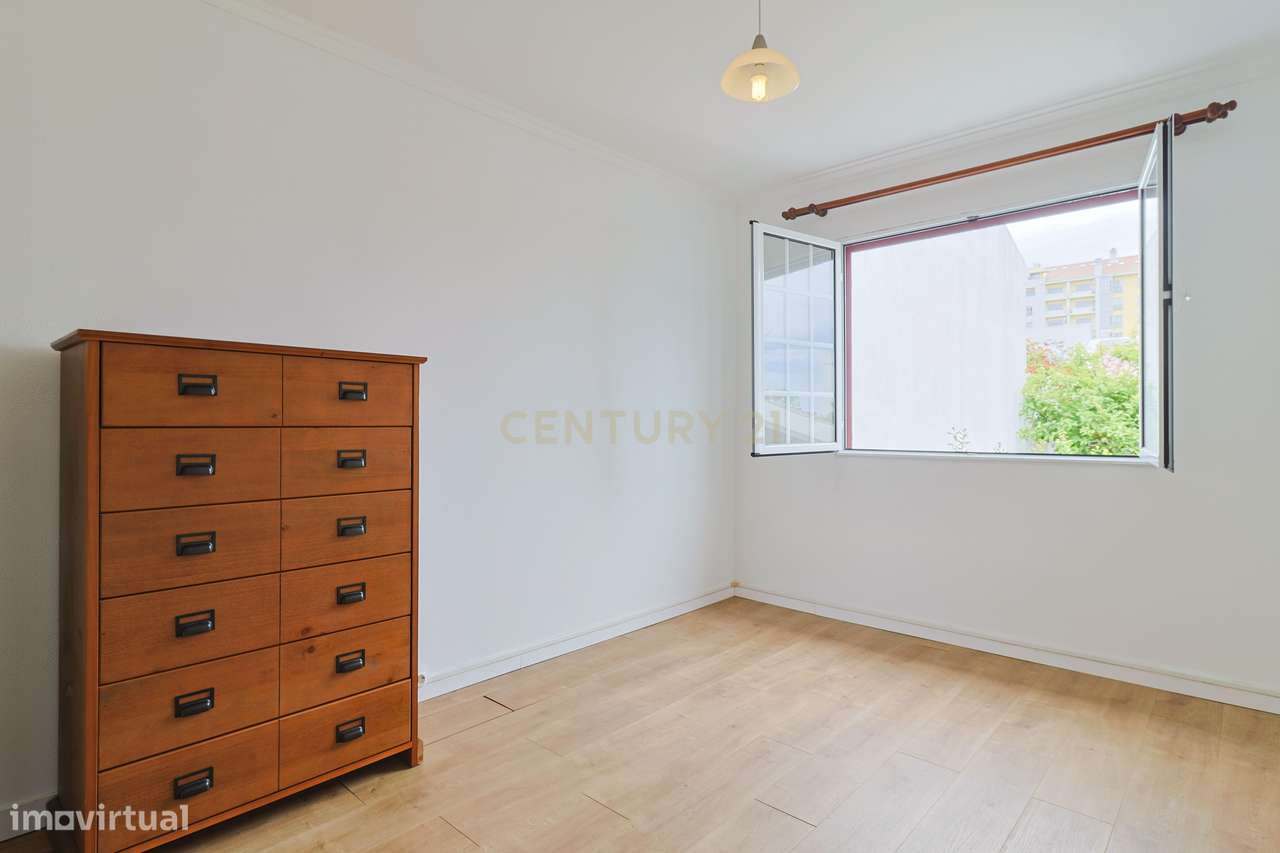 Moradia T2+1 com sótão, garagem, jardim e logradouro – Ponta Delgada-23