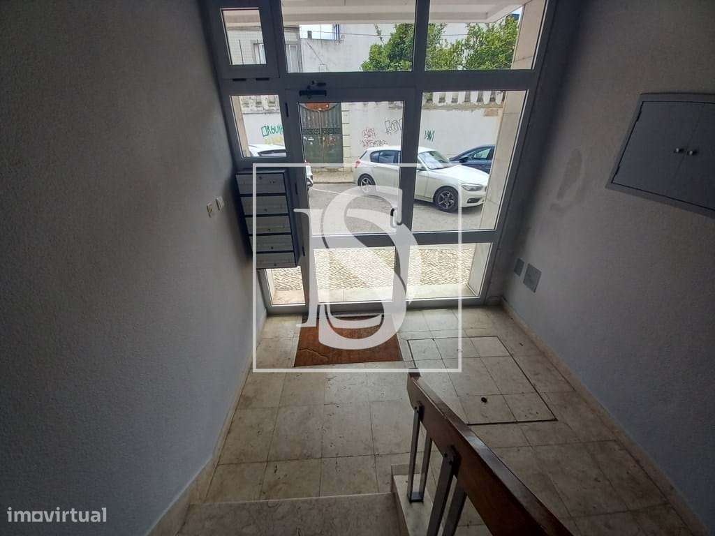 Apartamento T2 Remodelado no Coração do Montijo-30
