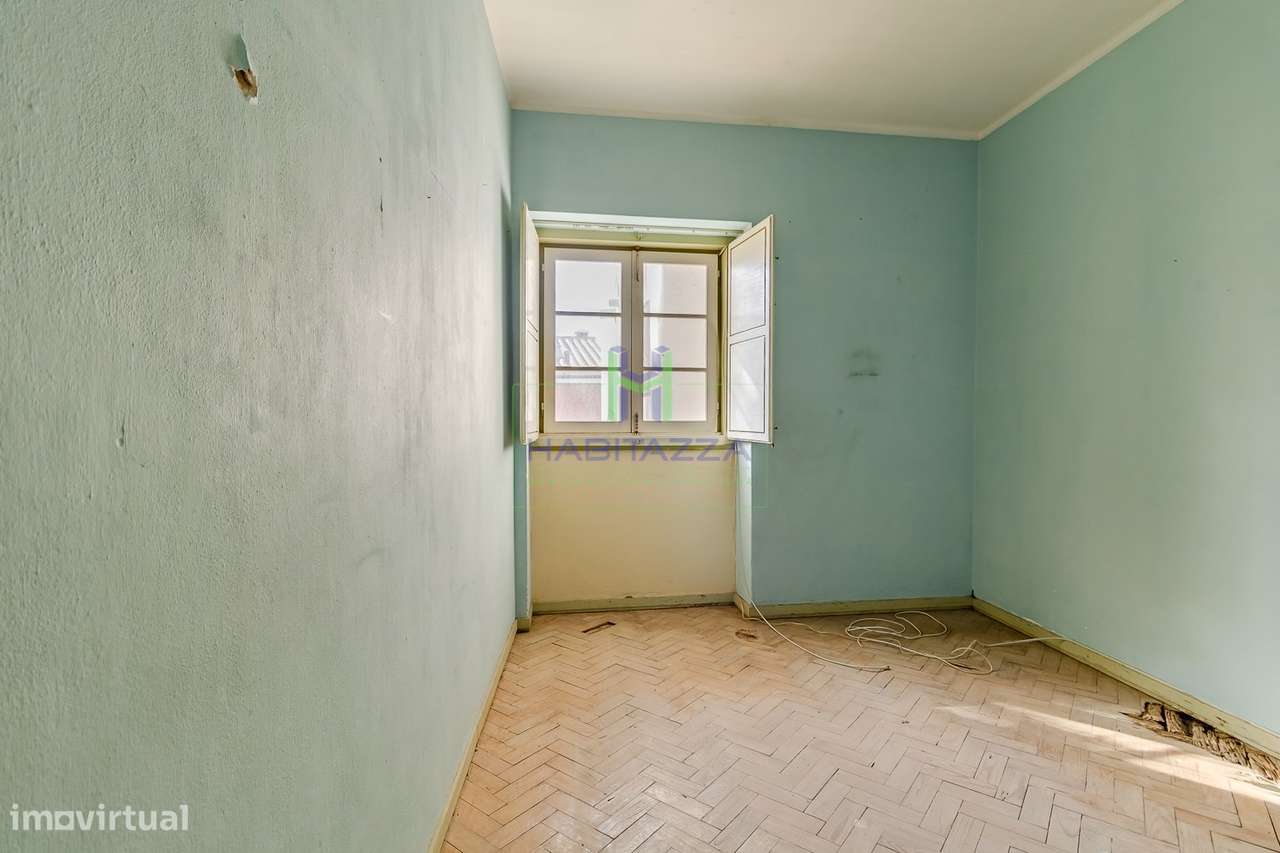 Prédio no Centro histórico de Lagos composto por 2 Apartamentos T3 e 1-13