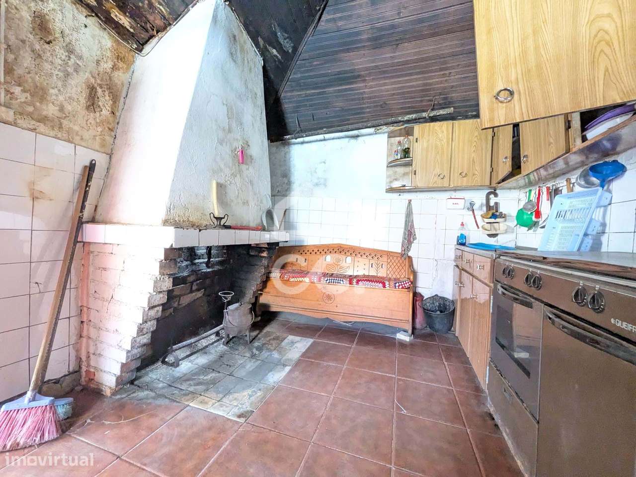 Oportunidade Única: Moradia para Restauro com Grande Potencial-28