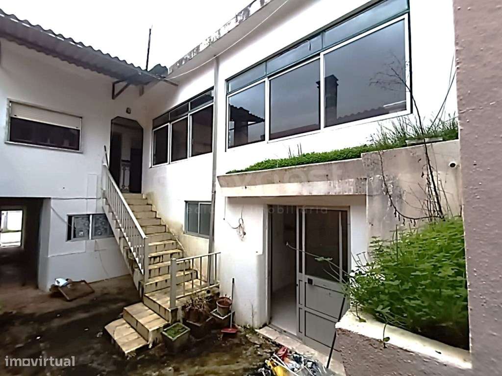 Fantástica moradia com 2 pisos, anexos e comercio-25