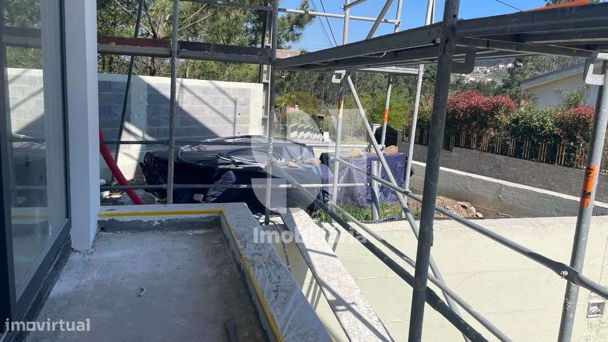 Moradias V3 com Acabamentos de Luxo e 3 Pisos - Grande imagem: 2/33