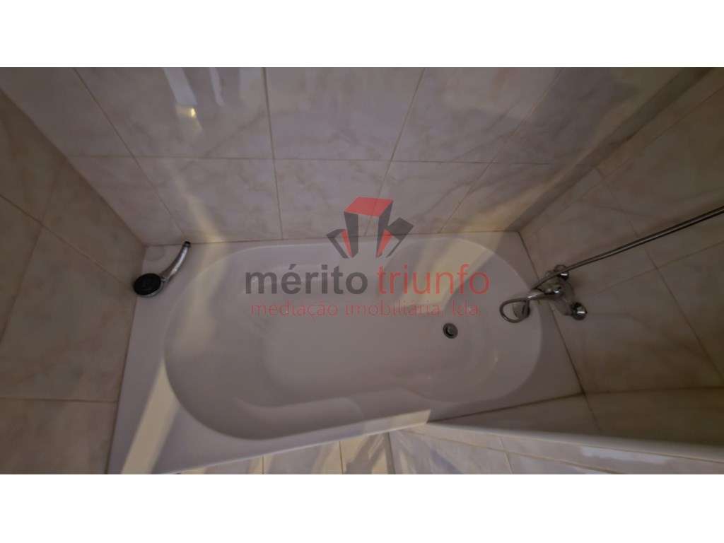 Oferta da Escritura e Registo- Ap. T1 com vista para a cidade - PORTO-13