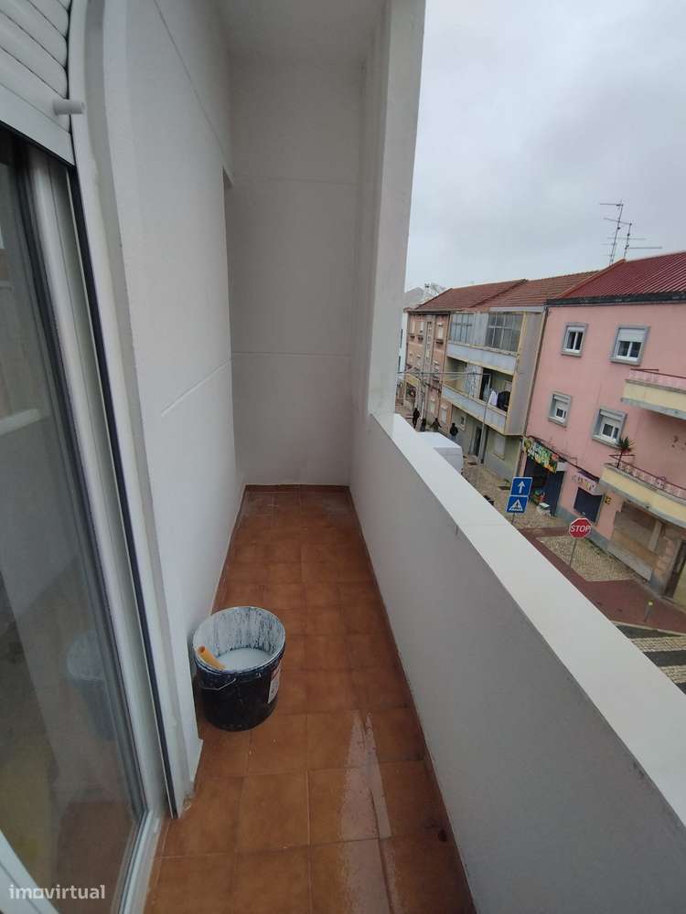 Apartamento T1 com varanda e cozinha separada-6