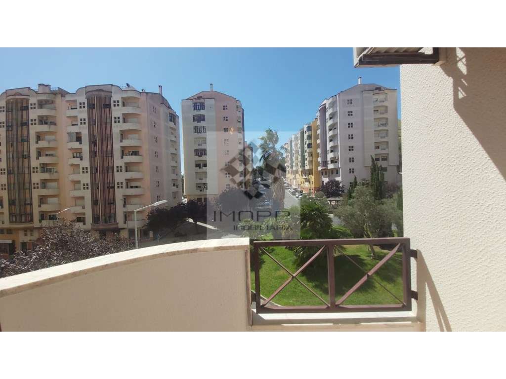 Fabuloso T4 na Radial em Odivelas com estacionamento!-20